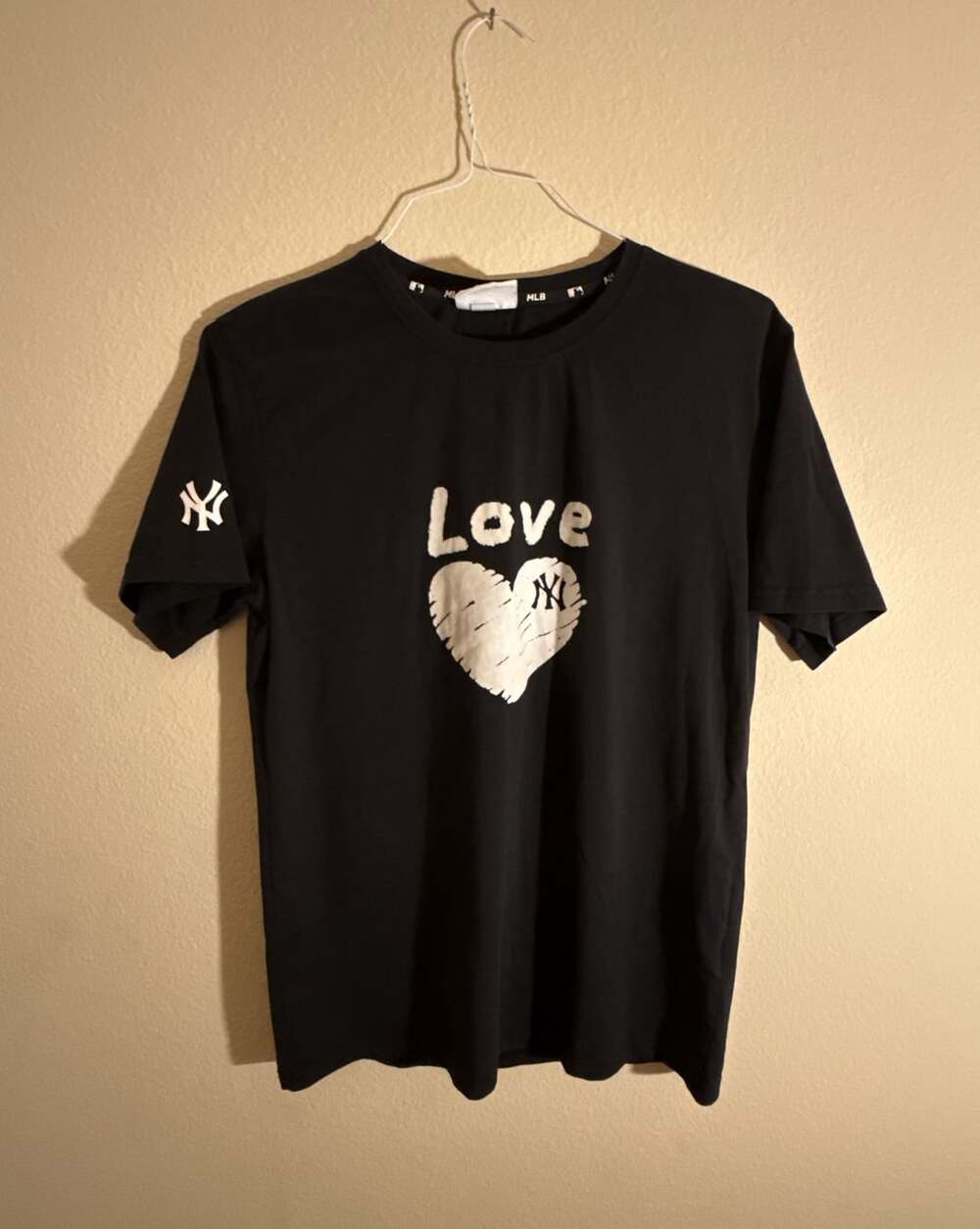 MLB New York Yankees Love Heart Graphic Black T-Shirt